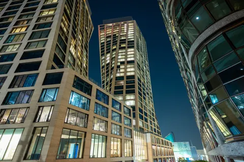 خلفية ناطحة سحاب بدقة 4K · city · 3840×2563