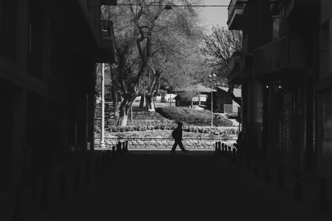 Monochrome Street 4K Wallpaper · city · 3840×2560