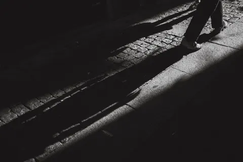 흑백 거리 4K 배경화면 · city · 3840×2560