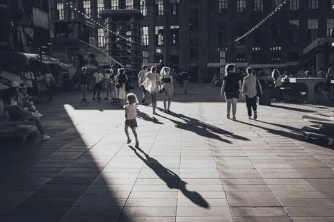 Monochrome Street 4K Wallpaper · city · 3840×2560