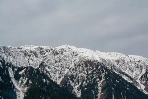 Fond d'écran Sommet enneigé 4K · mountains · 3840×2560