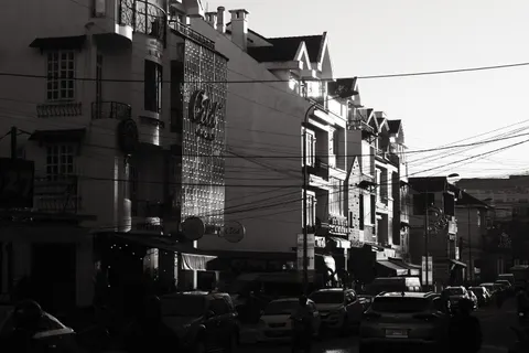 Monochrome Street 4K Wallpaper · city · 3840×2560