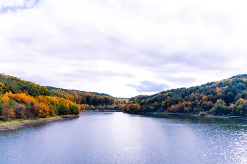 Fondo de pantalla Lago de otono 4K · autumn · 3840×2560