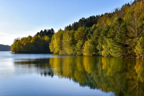والپیپر دریاچه پاییزی با کیفیت 4K · autumn · 3840×2560