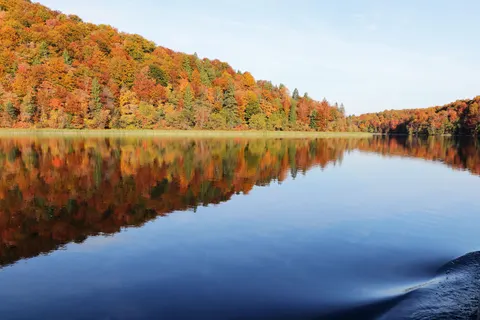 Autumn Lake 4K Wallpaper · autumn · 3840×2560