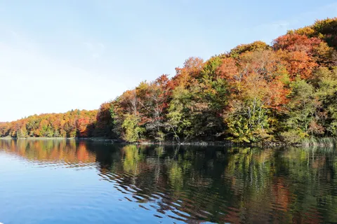 Autumn Lake 4K Wallpaper · autumn · 3840×2560
