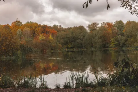 Fond d'écran Lac d'automne 4K · autumn · 3840×2560