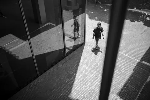 Fond d'écran Rue en noir et blanc 4K · city · 3840×2560