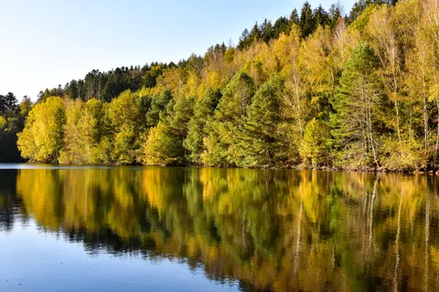 秋の湖 4K壁紙 · autumn · 3840×2560