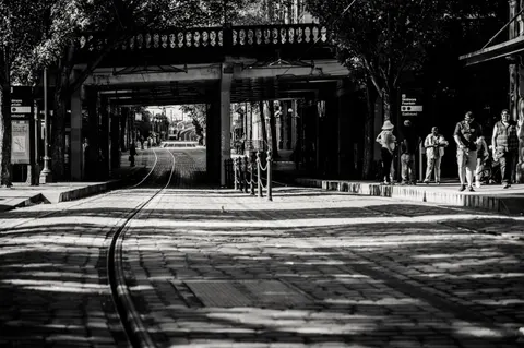 Monochrome Street 4K Wallpaper · city · 3840×2555