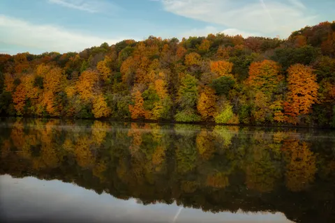 秋の湖 4K壁紙 · autumn · 3840×2561
