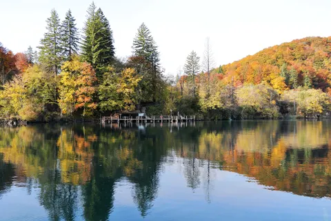 Fondo de pantalla Lago de otono 4K · autumn · 3840×2560