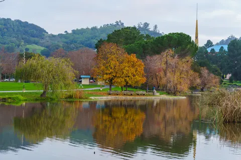 Fondo de pantalla Lago de otono 4K · autumn · 3840×2560