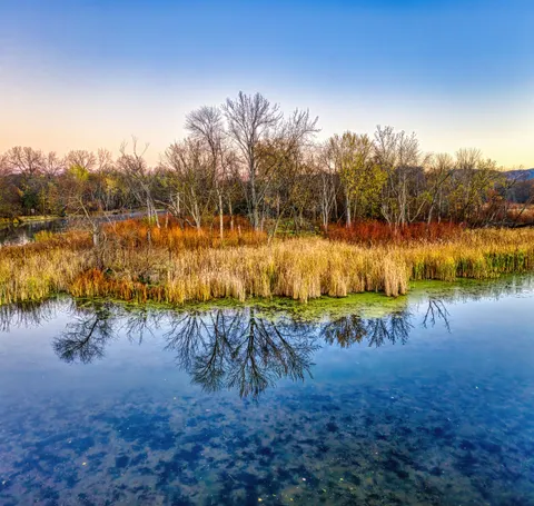 Fondo de pantalla Lago de otono 4K · autumn · 3840×3642