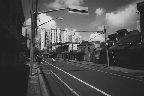 Monochrome Street 4K Wallpaper · city · 3840×2560