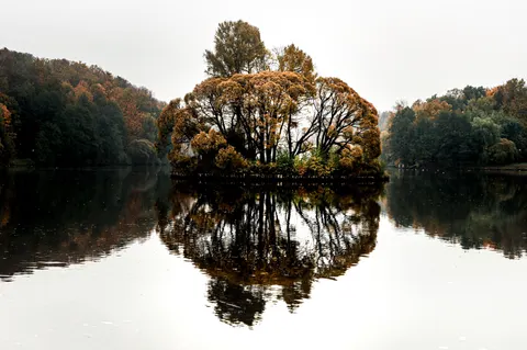 Fondo de pantalla Lago de otono 4K · autumn · 3840×2558