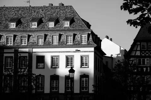 Monochrome Street 4K Wallpaper · city · 3840×2563