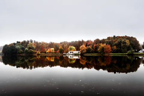 Autumn Lake 4K Wallpaper · autumn · 3840×2560