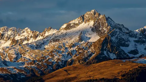 Verschneiter Berggipfel 4K Hintergrundbild · mountains · 3840×2160