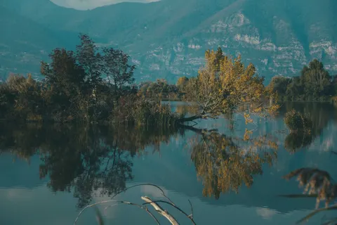 가을 호수 4K 배경화면 · autumn · 3840×2560