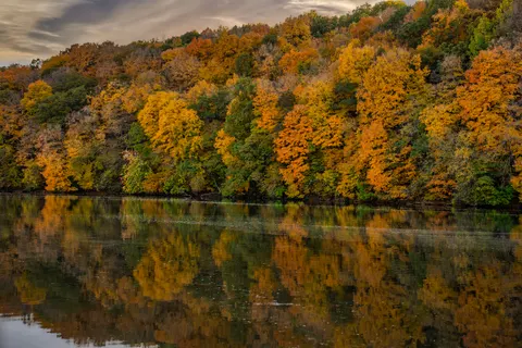 秋の湖 4K壁紙 · autumn · 3840×2560