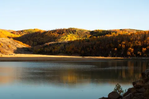 Fondo de pantalla Lago de otono 4K · autumn · 3840×2560