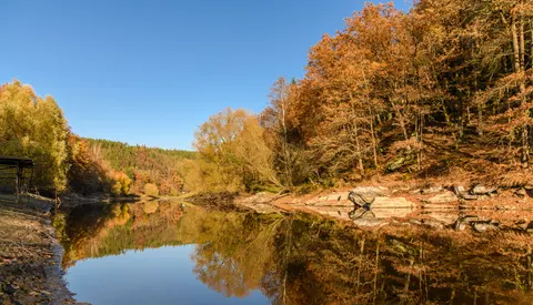 秋の湖 4K壁紙 · autumn · 3840×2200