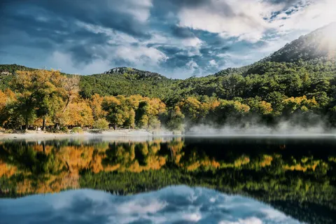 والپیپر دریاچه پاییزی با کیفیت 4K · autumn · 3840×2560
