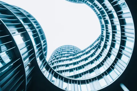 सर्पिल सीढ़ी 4K वॉलपेपर · architecture · 3840×2560