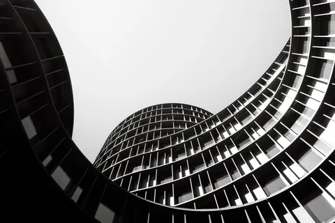 सर्पिल सीढ़ी 4K वॉलपेपर · architecture · 3840×2560