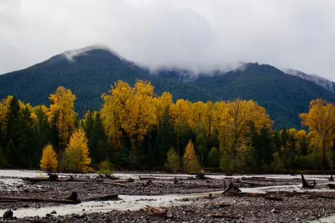Fond d'écran Montagnes d'automne 4K · autumn · 3840×2560