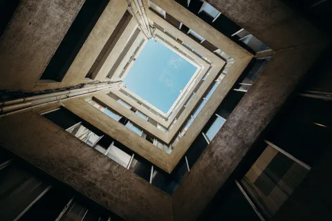 सर्पिल सीढ़ी 4K वॉलपेपर · architecture · 3840×2560
