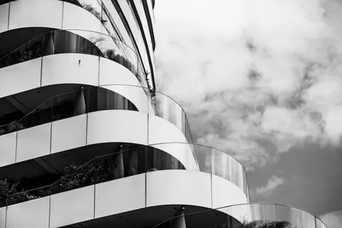 सर्पिल सीढ़ी 4K वॉलपेपर · architecture · 3840×2560