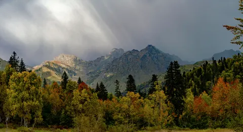 Autumn Mountains 4K Wallpaper · autumn · 3840×2095