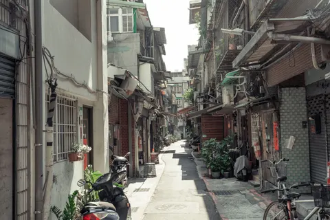 Old Town Street 4K Wallpaper · architecture · 3840×2561