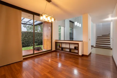 Fondo de pantalla Habitación con Luz Solar 4K · minimal · 3840×2560