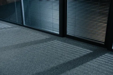 Fondo de pantalla Habitación con Luz Solar 4K · minimal · 3840×2560