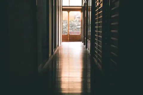 Papel de parede Quarto Iluminado pelo Sol 4K · minimal · 3840×2560