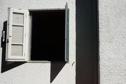 Window Light 4K Wallpaper · minimal · 3840×2563