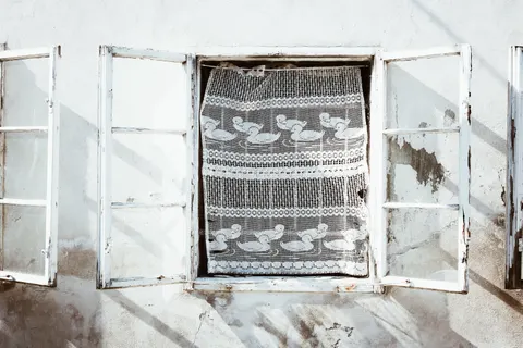 Window Light 4K Wallpaper · minimal · 3840×2560