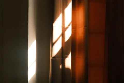 Window Light 4K Wallpaper · minimal · 3840×2560