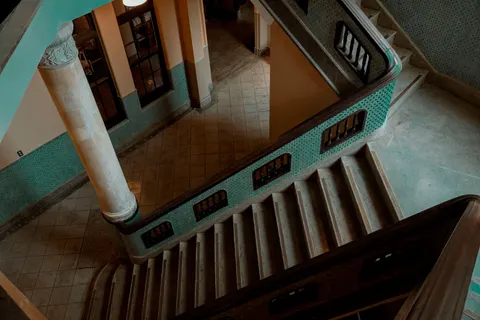 Spiral Merdiven 4K Duvar Kağıdı · architecture · 3840×2561