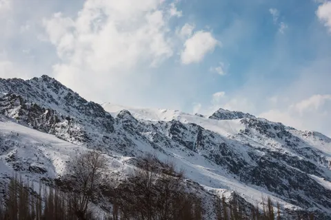 Verschneiter Berggipfel 4K Hintergrundbild · mountains · 3840×2560