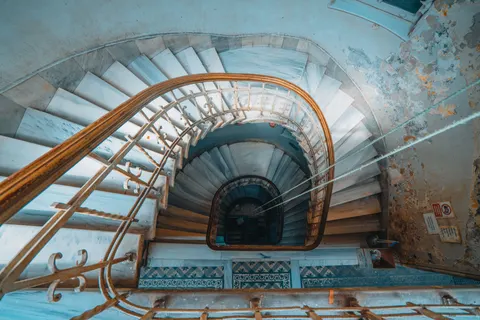 Spiral Merdiven 4K Duvar Kağıdı · architecture · 3840×2561