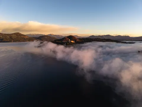 والپیپر دریاچه کوهستانی مه‌آلود با کیفیت 4K · nature · 3840×2880