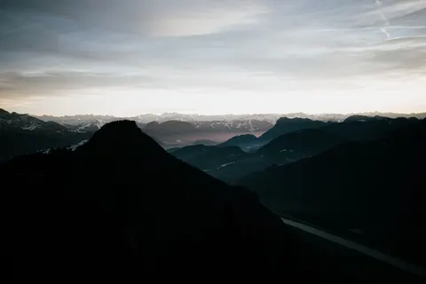 夕陽山巒 4K桌布 · sunset · 3840×2560