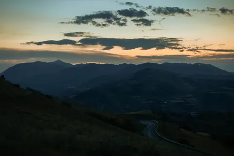 Papel de parede Montanhas ao por do sol 4K · sunset · 3840×2560