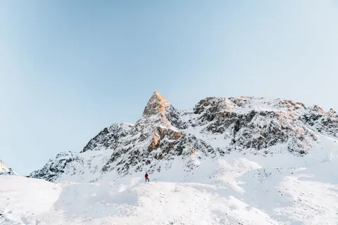 Verschneiter Berggipfel 4K Hintergrundbild · mountains · 3840×2560