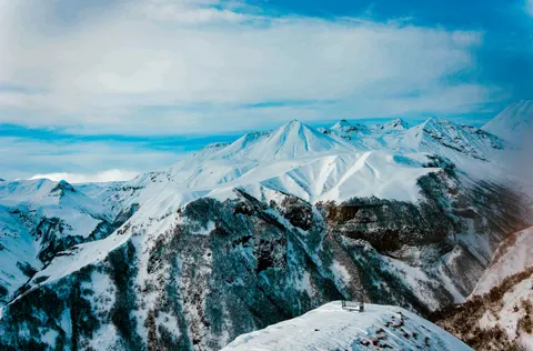 Verschneiter Berggipfel 4K Hintergrundbild · mountains · 3840×2528