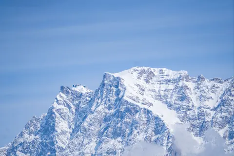Verschneiter Berggipfel 4K Hintergrundbild · mountains · 3840×2560